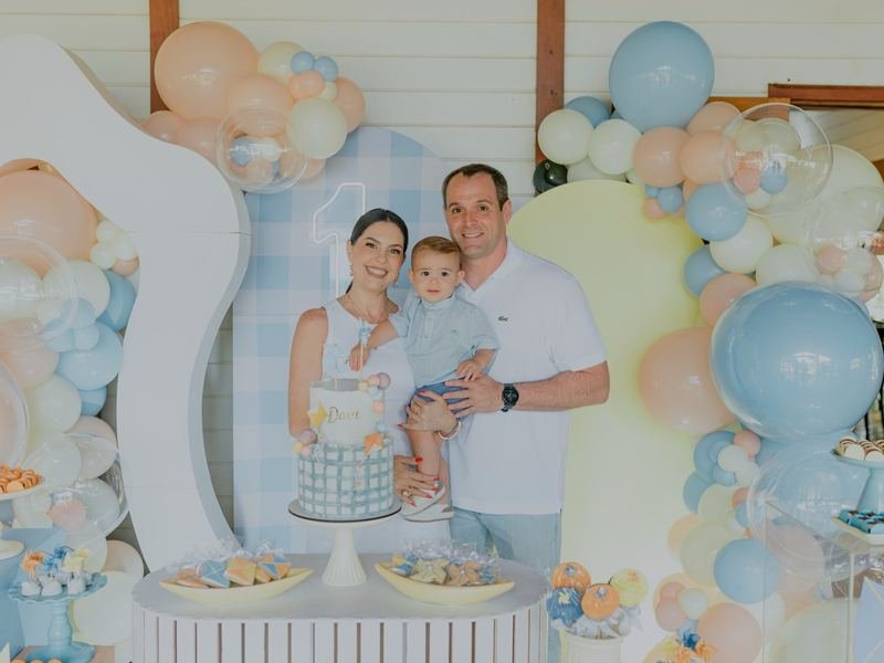 Camila Silva com o marido e o Davi no aniversário de 1 ano
